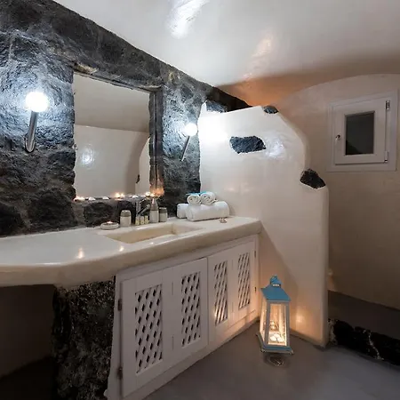 White Villa Fira (Santorini)