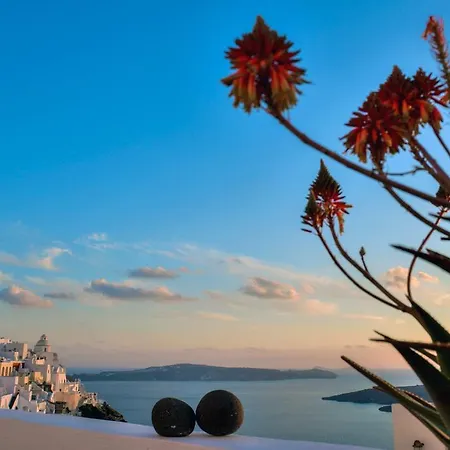 White Villa Fira (Santorini)