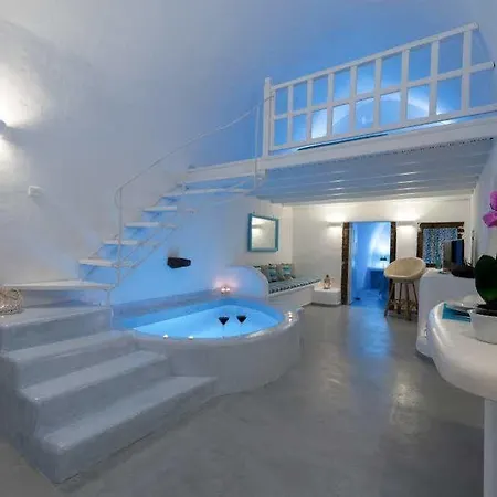 White Villa Fira (Santorini)