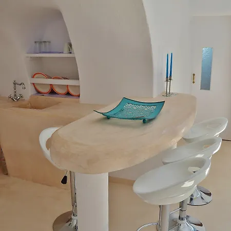 White Villa Fira (Santorini)