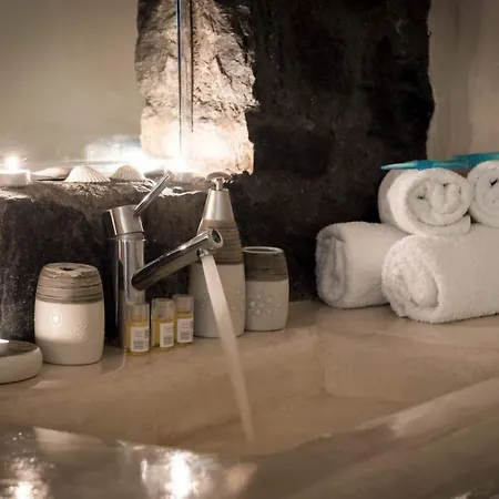 White * סנטוריני