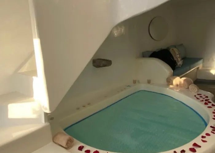 White * סנטוריני