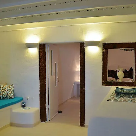 White Villa Fira (Santorini)
