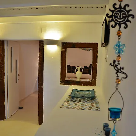 White Villa Fira (Santorini)