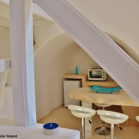 White Villa Fira (Santorini)