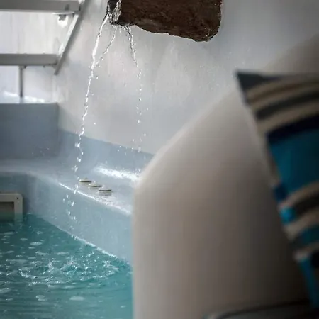 White Villa Fira (Santorini)